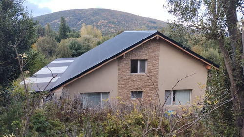 Casa En Venta - 3 Dormitorios 2 Baños - Cochera - 1.560mts2 - San Martín De Los Andes
