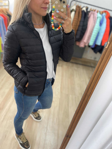 Imagen 4 de 10 de Campera Ultralivina Corta S/ Pluma Mujer The Big Shop Rosa