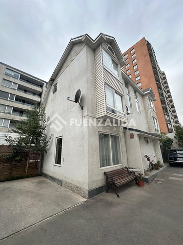 Casa De 3 Pisos En Pasaje Cerrado En Venta. En Ñuñoa