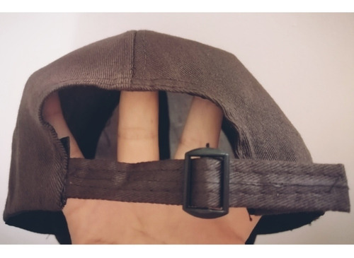 Imagen 2 de 3 de Gorro Visera Liso Con Ajuste En La Parte De Atrás.