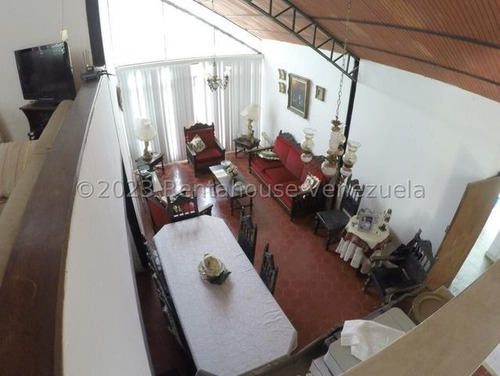 Yg Increíble Casa Con Dos Anexo, Potencial Para Remodelar Residencial O Comercial, Ubicada En Esquina Con Fácil Acceso En Venta En La Trinidad 24-1929 Ys