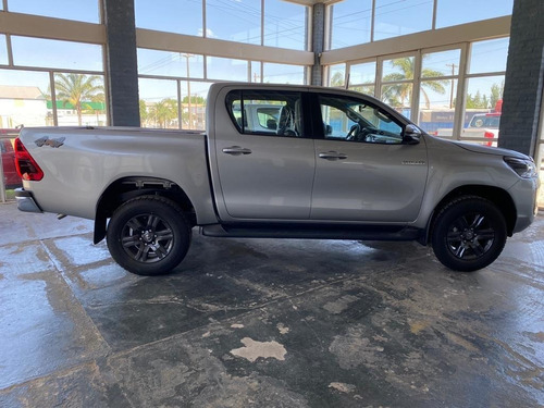 Imagen 8 de 15 de Toyota Hilux Srv 4x4 Manual M/t 0km - Año 2022 Disponible
