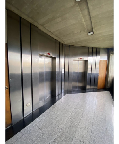 Oficina En Alquiler 191 M2 - Urb. Los Ruices
