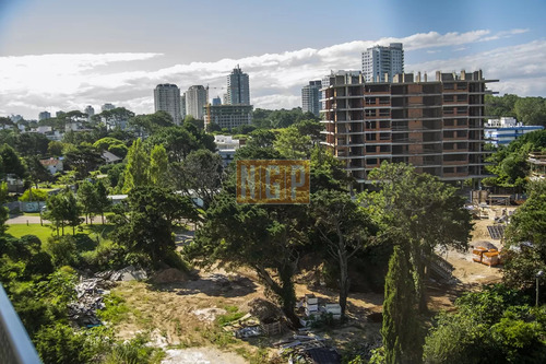 Apartamento En Venta En Torre Esmeralda De 3 Dormitorios , En Punta Del Este
