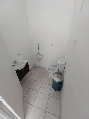 Salon En Arroyito, Esquina, 120 M2, Oficina, Baños.