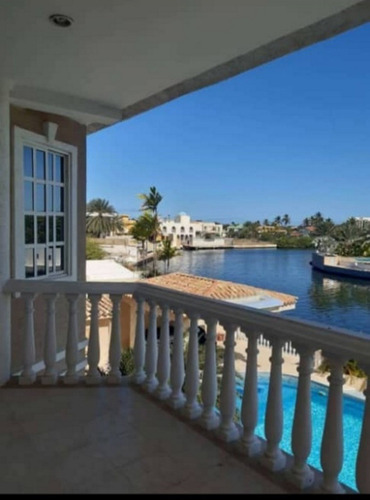 En Venta Casa En El C.r. Las Villas, Lecheria