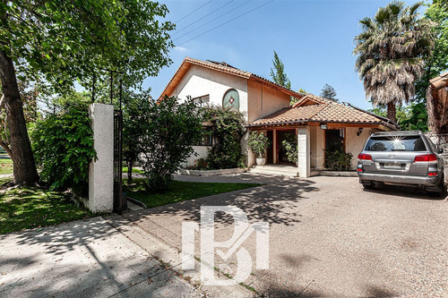 Casa En Venta De 6 Dorm. En Las Condes