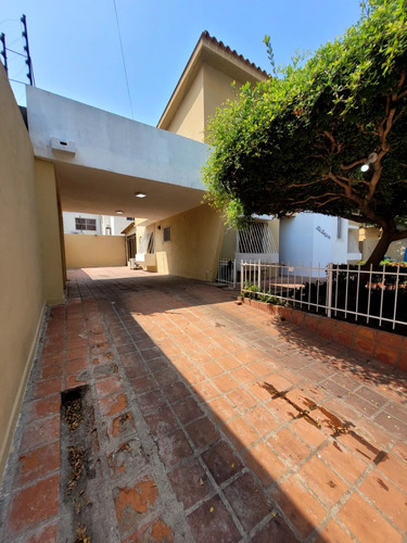 Cómoda Casa De Uso Residencial O Comercial, En Plena Av. Bolívar De Lechería