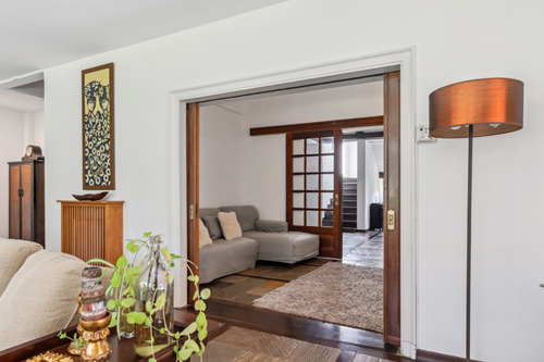 Casa Con Piscina De 690 M De Terreno En Miraflores Proximo A Rivera, Carrasco. Divina Fachada!