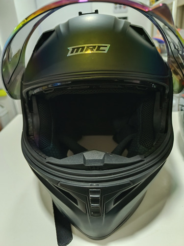 Hermosa Moto De Color Negro, Con Dos Cascos, Funda Y Candado