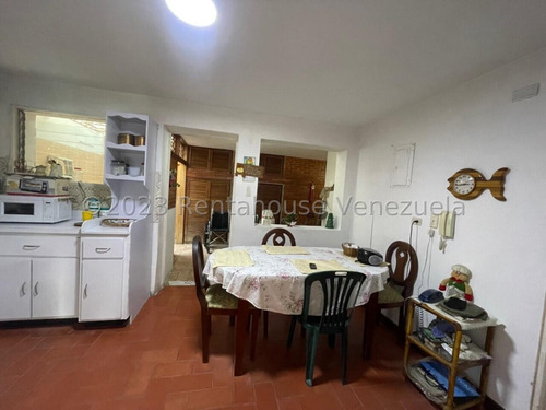 En Venta Casa - Urb. Alto Prado.