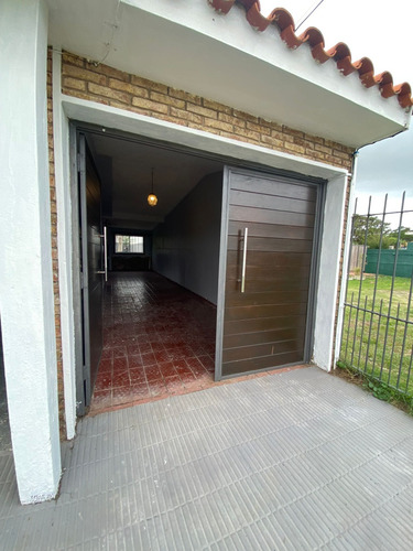 Vendo Casa En Una Sola Planta Sin Escalones, Se Accede Entrando Con El Auto, Muy Comodo. Sobre La Rambla En Lomas De Solymar. Si Banco