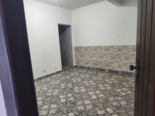 Aluga Se Casa Grande Com 3 Quartos, 2 Banheiros E Lavanderia