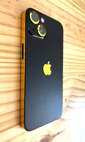 Skin Vinil Premium Negro Mate Con Oro Para iPhone 14