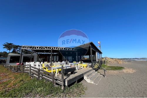 Local Con Clientes En Primera Linea De La Playa