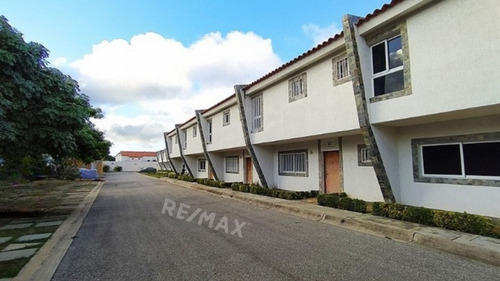 Imagen 2 de 25 de Town House En Avenida Luisa Caceres, Urb. Brisas De San Miguel