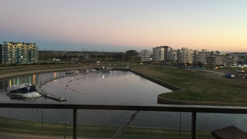 Divina Vista Al Agua Y Amarras