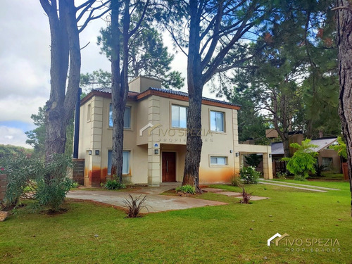 Casa De Categoria En Alquiler Costa Del Este Temporada Verano 2025 (no:costa Esmeralda,pinamar)