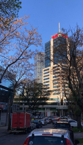 Vendo Con Renta Apartamento De 1 Dormitorio, Balcon Al Frente Con Vista Al Mar, Piso Alto, Vista Despejada Y Ventilacion Cruzada Proximo A World Trade Center, Acepta Banco.