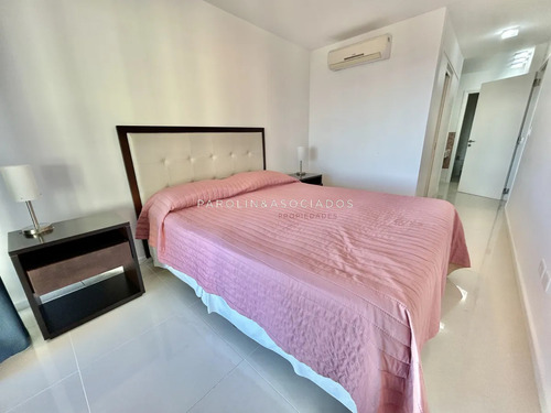 Apartamento En Venta De 2 Dormitorios En Icon Tower, Punta Del Este.
