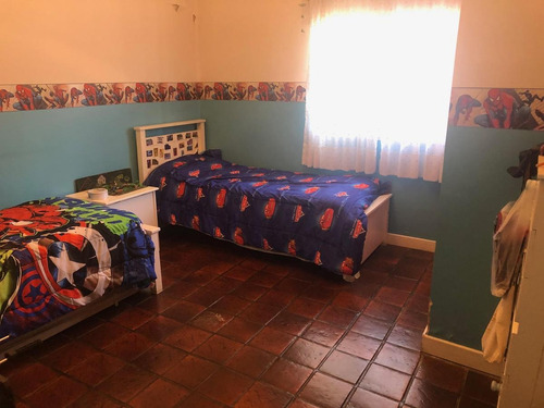Imagen 4 de 14 de Casa En Venta - Castelar Norte - 4 Amb Con Quincho Y Pileta - Permuta Caba