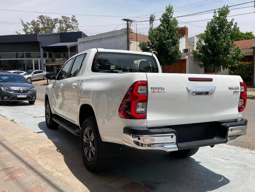 Imagen 8 de 16 de Toyota Hilux D/c 2.8 Tdi Srv M/t 4x2 0km My2022