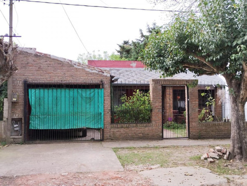 Casa En Venta - 2 Dormitorios 2 Baños - Cochera - 325mts2 - Manuel B. Gonnet, La Plata