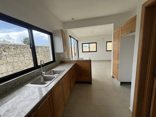 Villa En Venta Lista A Estrenar En Brisas De Punta Cana, 3 Habitaciones, 3niveles, Con Club De Playa
