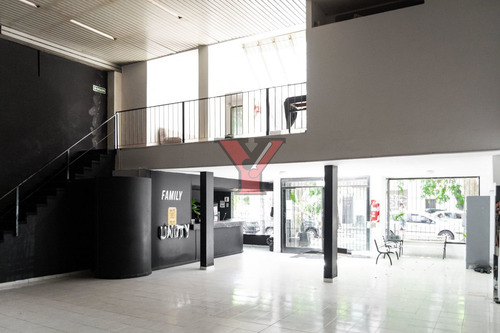 Imagen 8 de 10 de Excelente Salon En Venta Sobre Calle 8