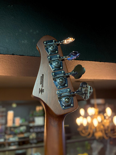 Baixo 4 Cordas Studebaker Weasel Short Scale Sunburst