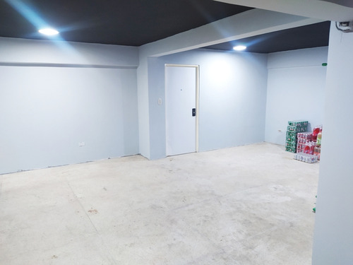 Amplio Local En Venta A Una Cuadra De La Av. Fuerzas Armadas 180m2