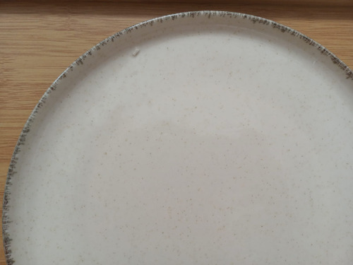 Imagen 5 de 7 de Plato Playo Porcelana Artesanal Filo Envejecido Rustic 24 Cm