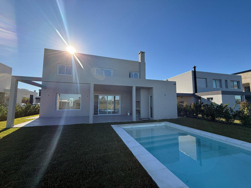 Casa En Venta, Barrio Costas A La Laguna, Puertos, Escobar