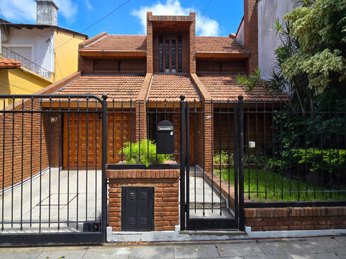 Casa Tipo Chalet De 6 Ambientes Con Jardin, Pileta Y Cochera En Venta. Olivos