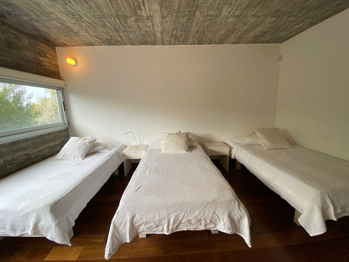Casa En Alquiler Por Temporada De 4 Dormitorios En Punta Piedras (ref: Bpv-8720)
