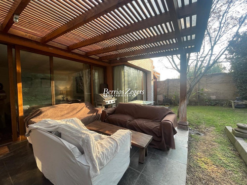 Casa En Venta De 4 Dorm. 4 Baños En Condominio En Las Condes