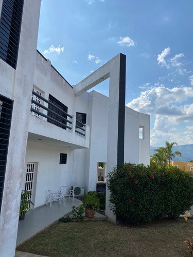 Quinta En Venta En Altos De Guataparo De Oportunidad 