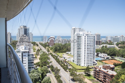 Hermoso Penthouse Con Vista Al Mar.- Ref: 2540