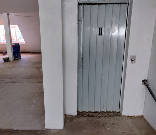 Oficinas En Liniers Con Multiples Salones Con Patio