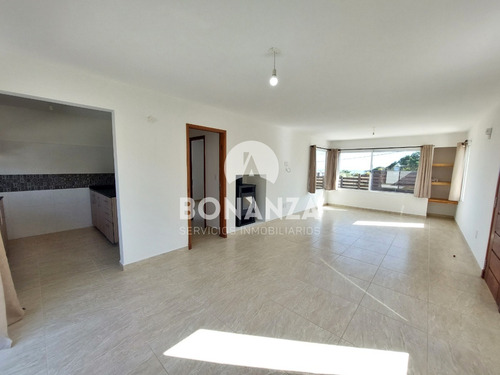 Casa En Venta A Estrenar En Punta Colorada, Piriápolis. A 250 Metros De La Playa. Con Piscina.