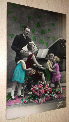 Antigua Postal Romantica Coloreada Familia Mujer Niña Piano
