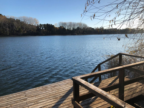 Amplio Terreno A Orillas Del Río Con 3 Cabañas