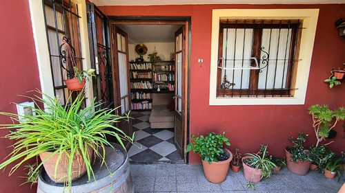 Venta De Pintoresca Casa En Ph Al Frente