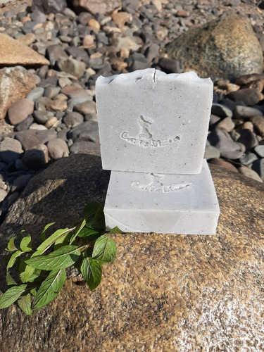 Jabón Natural De Carbón Activado Y Menta