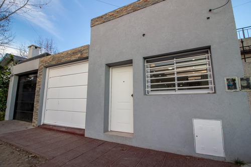 Venta Departamento Tipo Casa De Tres Ambientes En Bernal
