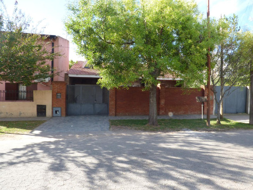 Casa En Venta En Gonnet - Dacal Bienes Raíces