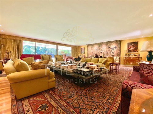 Casa En Venta De 1.300m2. Las Condes