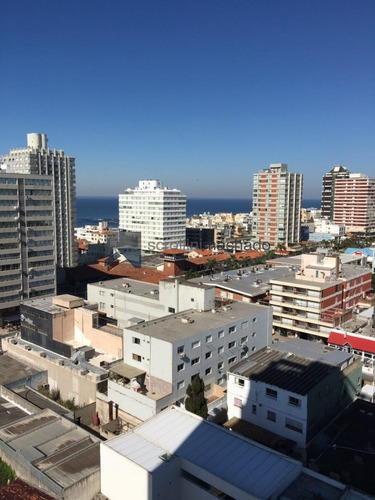Apartamento En Peninsula De 1 Dormitorio Con Vista A La Ciudad Y Al Puerto.- Ref: 2652
