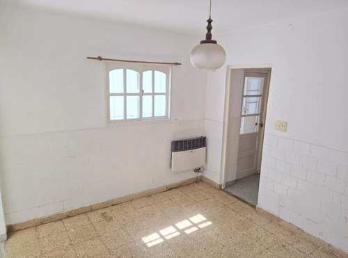 Casa En Venta En Azul, Buenos Aires, Con Amplio Patio Y Excelente Ubicación