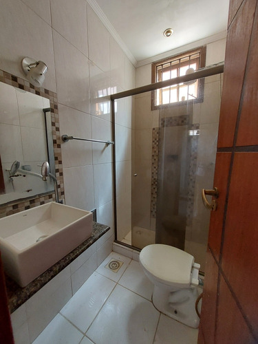 Casa De 2 Andares Com 4 Quartos.